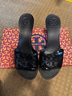 New in box Tory Burch Black Patent Logo Slide Sandals heels